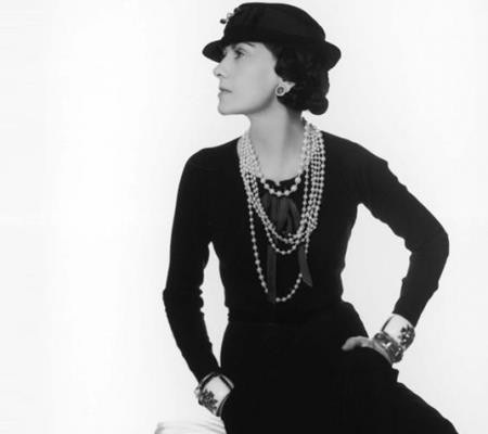 Coco Chanel, nhà thiết kế thiên tài của thế giới chính là người đã tạo ra xu thế thời trang đầm đen cho phái đẹp. Chiếc đầm đen tinh giản và trang nhã giúp người mặc trở nên tinh tế hơn, sang trọng hơn trong mắt người đối diện chắc chắn cũng là một sự lựa chọn không thể thiếu trong tủ đồ của mỗi người phụ nữ.