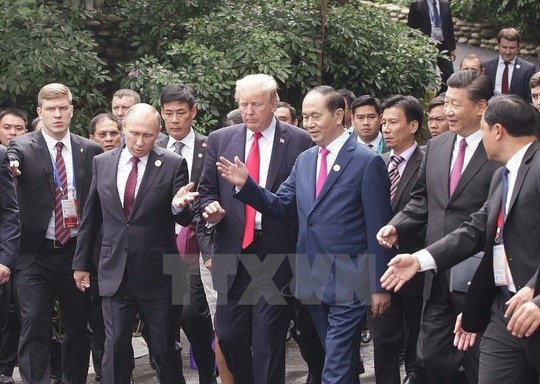 APEC 2017: Chủ tịch nước Trần Đại Quang đã khẳng định vị thế Việt Nam - 2
Chủ tịch nước Trần Đại Quang cùng các nhà lãnh đạo đi dạo đến điểm chụp hình. Ảnh: TTXVN