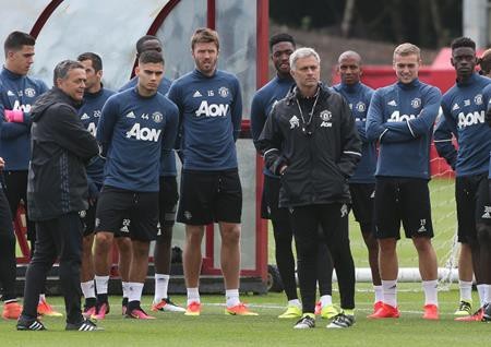 Dàn cầu thủ MU “quẩy” tới bến khi được nghỉ thi đấu - 1 Thầy trò Mourinho đang tận hưởng những ngày nghỉ ngắn ngủi