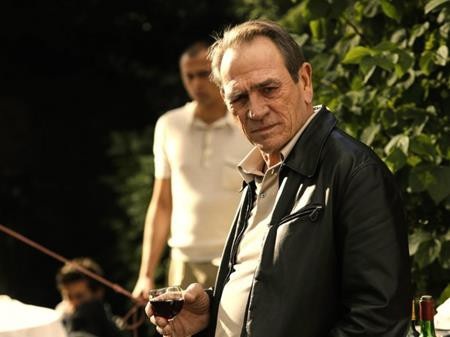 Loạt sao tỏa sáng rực rỡ khi tuổi đời, tuổi nghề đã “chín muồi” - 1 Tommy Lee Jones có thiên phú đặc biệt với thể thao nhưng lại lựa chọn gắn bó với bộ môn nghệ thuật thứ bảy. Và phải đến năm 47 tuổi, Tommy Lee Jones mới gây ấn tượng với một tượng vàng Oscar cho vai diễn trong phim “The fugitive”.