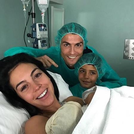 C.Ronaldo vui mừng khoe con gái