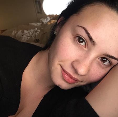 Nữ ca sĩ Demi Lovato từng công khai vận động “Ngày thứ hai không trang điểm” trên trang Instagram cá nhân với lí do: “Phụ nữ chúng ta xứng đáng được cho thế giới thấy vẻ đẹp và sự tự tin của mình!!!”.