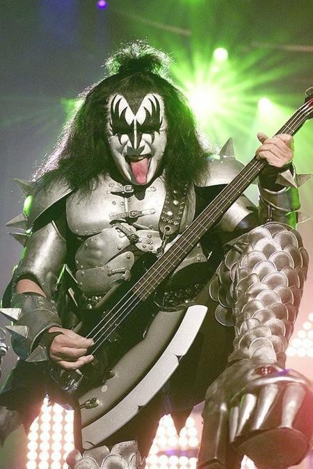 Bất ngờ với loạt sao từng là những người lái đò thầm lặng - 1 Gene Simmons từng là một giáo viên cấp hai trước khi chính thức bị âm nhạc mê hoặc và trở thành một rocker đình đám như bây giờ