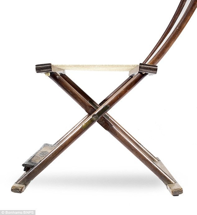 Bộ ghế gỗ sưa 300 năm tuổi giá 160 tỷ đồng - 2
Ghế được thiết kế theo dạng gấp.