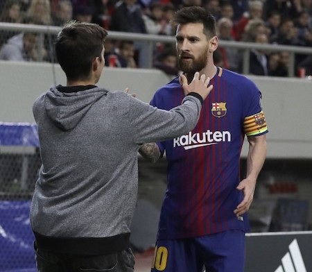Bị phạt hơn 1,5 tỉ đồng vì trót để fans cuồng tiếp cận Messi - 1 Olympiakos bị xử nặng vì fans cuồng Messi