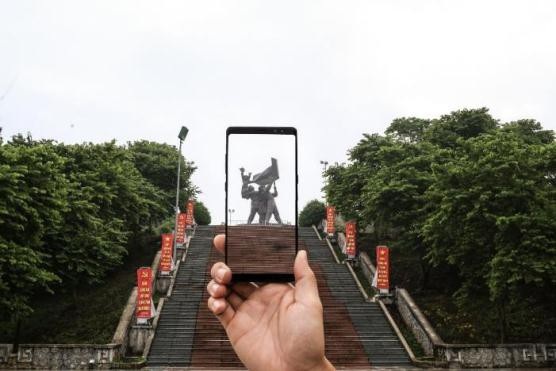 Lạ lẫm với danh thắng Điện Biên qua chùm ảnh sáng tạo với Galaxy Note8 - 1 Đặt chân đến vùng đất hào hùng của dân tộc, chàng phượt thủ nổi tiếng không thể bỏ qua Đài tưởng niệm lịch sử Điện Biên trên đồi D1, nằm ở vị trí trung tâm thành phố Điện Biên Phủ. Tại đây, khách du lịch có thể phóng tầm mắt chiêm ngưỡng toàn cảnh thành phố.