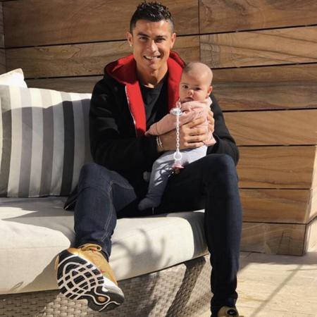 C.Ronaldo hạnh phúc khoe ảnh ở bên con gái