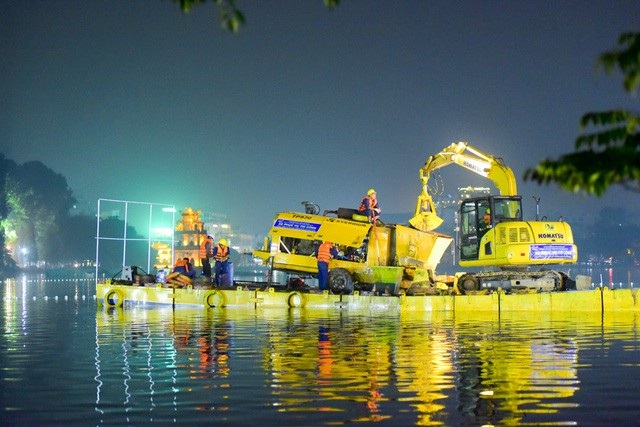 Gần 200 công nhân trắng đêm nạo vét hồ Hoàn Kiếm - 4 Gần 200 công nhân trắng đêm nạo vét hồ Hoàn Kiếm - 4