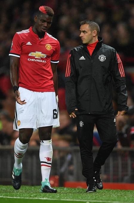 Những kiểu tóc thảm họa của Pogba từ khi gia nhập MU - 1 Vừa trình làng tóc mới, Pogba đã dính ngay thẻ đỏ