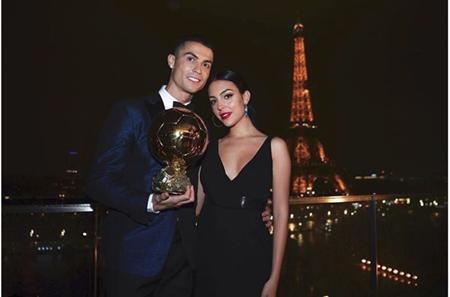 Giành Quả bóng vàng, C.Ronaldo lại được bạn gái xinh đẹp “tỏ tình” - 1 Georgina Rodriguez vừa công khai “tỏ tình” với bạn trai