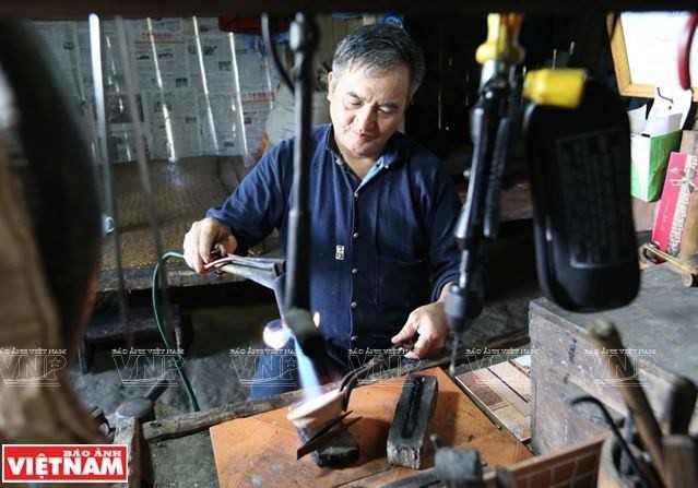 Chân dung người chạm bạc cuối cùng trên đỉnh núi Pờ Lỳ Ngài - 2 Ông Cháng Thanh Tờ bên bàn chế tác trang sức bạc.