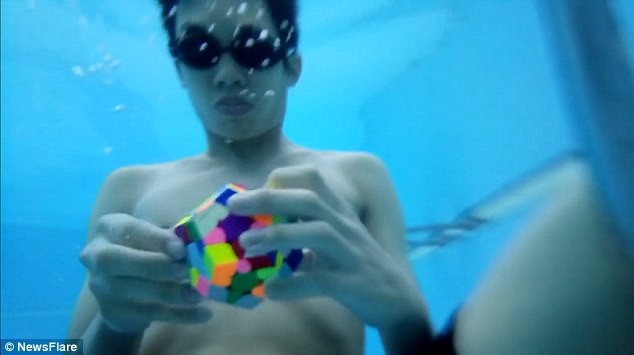 Ai là người đầu tiên giải được Rubik 12 mặt dưới nước?