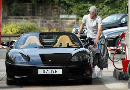 C.Ronaldo, Beckham chưa phải ngôi sao sưu tầm xế hộp khủng nhất - 1 Sở hữu khối tài sản trị giá tới 339 triệu bảng Anh nên David Beckham cũng rất có điều kiện để thoả mãn niềm đam mê tốc độ. Trong hầm để xe của cựu sao MU luôn có đủ những chiếc xế hộp đắt đỏ như Rolls-Royce Phantom, Rolls-Royce Ghost, Bentley Continental SuperSport, Audi R8, Bentley Mulsanne, Ferrari 612 Scaglietti, Range Rover Evoque hay Hummer H2. Ước tính, chàng David đã chi ra tới 3,7 triệu bảng Anh cho thú vui sưu tầm xe hơi. Ngoài ra, sao nam điển trai này còn dành sự quan tâm cho cả các dòng xe mô-tô.