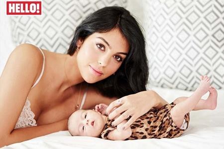 Khoe con gái, Georgina Rodriguez khoe luôn cả chuyện yêu đương với C.Ronaldo - 1 Georgina Rodriguez vui mừng khoe con trên mặt báo