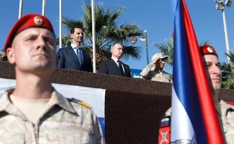 Ông Putin và cuộc lật ngược thế cờ Trung Đông - 2
Tổng thống Putin cùng Tổng thống Syria al-Assad duyệt đội ngũ tại Hmeimim ngày 11/12