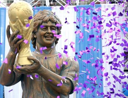 Maradona bất ngờ “so kè” C.Ronaldo với bức tượng thảm họa - 1 Bức tượng của Maradona gây bão vì quá xấu