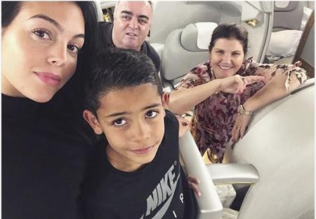 Bạn gái C.Ronaldo ghi điểm với hành động ngọt ngào nơi hậu phương - 1 Georgina Rodriguez hạnh phúc khoe ảnh gia đình