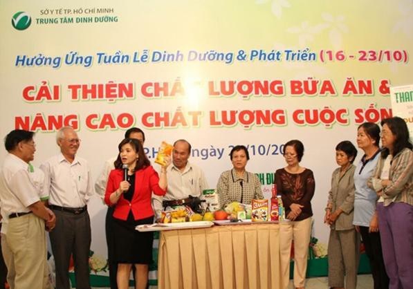 Cùng nỗ lực ngăn chặn tình trạng thiếu i-ốt tại Việt Nam - 2
Bác sĩ.CK2 Đỗ Thị Ngọc Diệp (trái), Giám đốc Trung tâm dinh dưỡng Thành phố Hồ Chí Minh giới thiệu “Hạt nêm i-ốt 3 Miền” trong Hội thảo “Cải thiện chất lượng bữa ăn & Nâng cao chất lượng cuộc sống”.