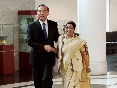 Lính Trung Quốc dồn đến biên giới Ấn, Pakistan - 2
Ngoại trưởng Trung Quốc và người đồng cấp Ấn Độ trong cuộc gặp song phương hôm 12/12. Ảnh: Times of India