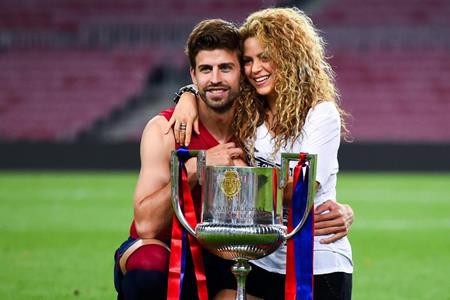 Những ngôi sao thể thao bị vợ đẹp “át vía” - 1 Gerard Pique đã giành được rất nhiều những danh hiệu cao quý trong đời một cầu thủ như cúp vô địch La Liga, Champions League và World Cup. Tuy vậy, danh tiếng của Pique vẫn chưa thấm tháp vào đâu nếu so với cô bạn gái Shakira, nữ ca sĩ sở hữu hơn 70 triệu album được bán trên toàn cầu. Giọng ca người Colombia cũng chính là người thể hiện ca khúc “Waka Waka” cho mùa World Cup 2010 và tính đến nay, đây cũng là ca khúc chủ đề World Cup “hút fans” nhất lịch sử với hơn 10 triệu bản tiêu thụ.