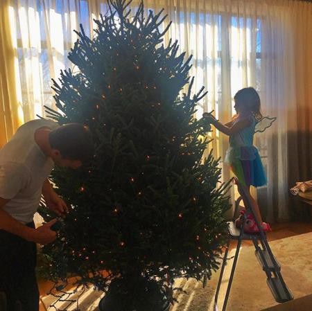 Sao và những mùa Noel ấm áp bên gia đình - 1 Giáng sinh hạnh phúc của Gisele Bündchen là khi được chiêm ngưỡng cây thông Noel do chính tay ông xã và con gái trang trí.