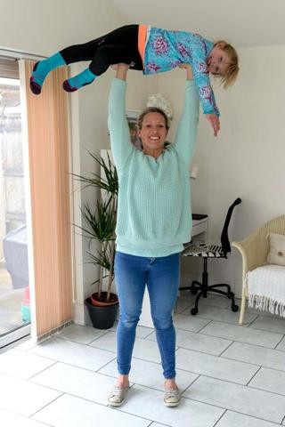 Bà mẹ khỏe nhất nước Anh: Nâng được ô tô nhưng vẫn thấy mình nữ tính - 1 Jenny chơi đùa cùng con gái Ella 5 tuổi