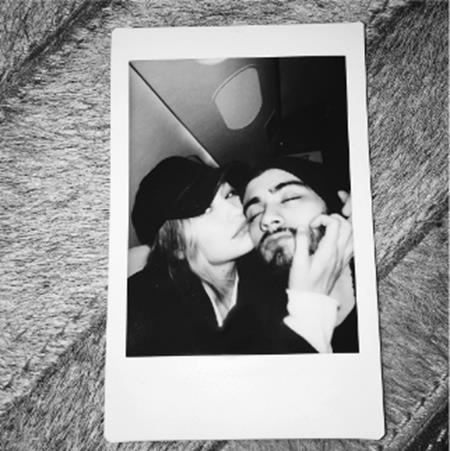 Những đôi uyên ương ngọt ngào nhất làng giải trí năm 2016 - 10 Gigi Hadid và Zayn Malik chắc chắn là một trong những cặp đôi hạnh phúc nhất năm 2016. Sau khi công khai chuyện tình cảm, cặp sao cũng chẳng hề ngần ngại chia sẻ với người hâm mộ những khoảnh khắc yêu thương ngọt như “mía lùi”. Thậm chí gần đây còn có thông tin cho rằng chàng đã ngỏ lời cầu hôn nàng, chỉ tiếc rằng Gigi Hadid lại từ chối bạn trai với lý do cả hai còn nhiều điều cần cân nhắc.
