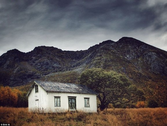 Với kiến thức về điện ảnh và truyền hình, Britt thích đưa vào trong ảnh những câu chuyện kể không bằng lời