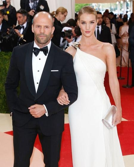 Kinh ngạc trước những cặp đôi lệch tuổi tại Hollywood - 10 Mối quan hệ giữa Jason Statham và Rosie Huntington-Whiteley vẫn hết sức gắn bó dù cho chàng hơn nàng tới 20 tuổi và tháng 01/2016, cặp sao đã đính hôn với nhau sau gần 6 năm hò hẹn