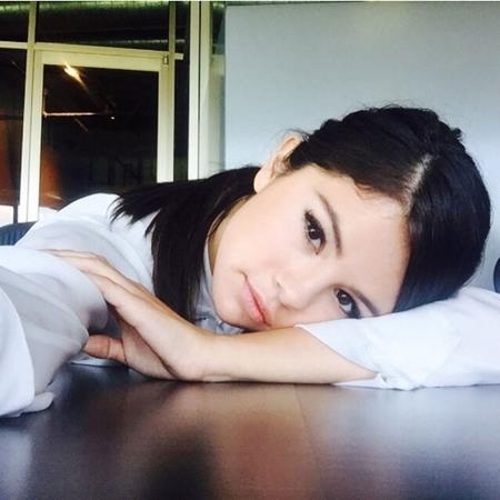 Điểm danh các sao đang “xả hơi” hết cỡ dịp năm mới - 10 Selena Gomez dễ dàng gây “bão” với bức hình tự sướng khoe ra vẻ đẹp ngây thơ quá đỗi