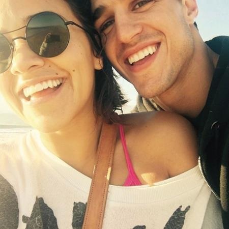 Ra Tết, cùng “quẩy” tưng bừng với các sao thế giới - 10 Nữ diễn viên Gina Rodriguez hạnh phúc khoe ảnh bên bạn trai
