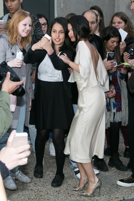 Selena Gomez được fans khen vì chịu khó chụp hình giao lưu - 10 Selena luôn bình tĩnh, tự tin và hết sức tập trung cho mỗi bức hình