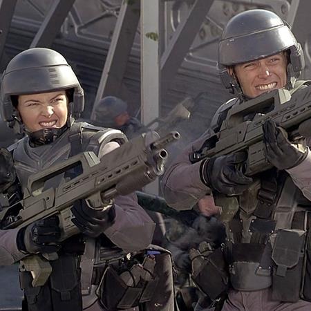 Những bộ phim nhắc nhở rằng bạn đã già - 10 Ra mắt vào năm 1997, bộ phim “Starship troopers” nhanh chóng gây được nhiều tiếng vang nhờ nội dung mới lạ cùng kỹ xảo ấn tượng và dù hai thập kỷ đã trôi qua nhưng tác phẩm này vẫn để lại một ấn tượng sâu sắc cho người xem