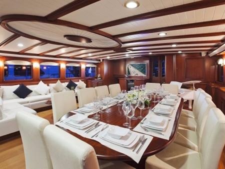 Cận cảnh siêu du thuyền hơn 200 tỉ đồng của điệp viên 007 - 10 Phòng ăn lộng lẫy không thua kém bất kỳ khách sạn hạng sang nào