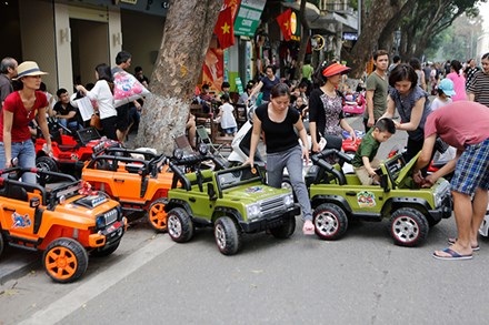 Kiếm tiền triệu mỗi ngày nhờ cho thuê ô tô điện - 11 Ông Nguyễn Văn Hùng, nhân viên Đội Quản lý trật tự đô thị cho biết: “Đã ghi nhận nhiều trường hợp khách tham quan phản ánh trò chơi xe điện khiến phố đi bộ rất lộn xộn. Do chưa có chế tài xử lý nên chúng tôi chỉ tăng cường tuần tra và nhắc nhở”