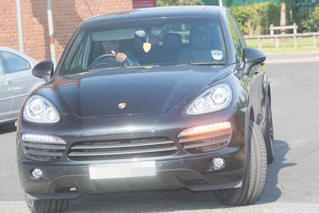 Dàn siêu xe của các ngôi sao Manchester City đua nhau đổ bộ sân tập - 10 Fernando lái một chiếc Porsche Cayenne