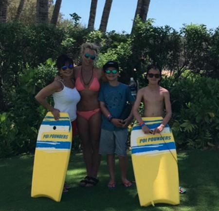 Những địa điểm tránh nóng tuyệt vời của các “sao” - 10 Mỗi khi có dịp nghỉ ngơi, Britney Spears lại mang theo hai cậu con trai đi nghỉ mát tại Hawaii