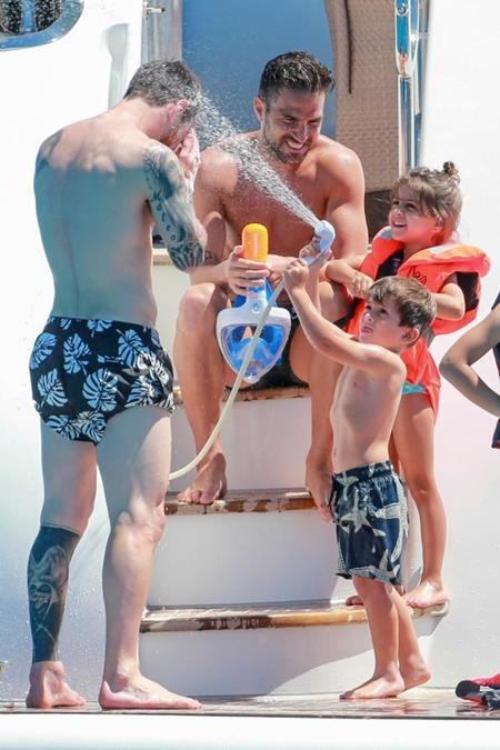 Messi “du hí” với vợ sắp cưới và gia đình Fabregas, Suarez - 10 Dù đã chia tay Barca nhưng Cesc Fabregas vẫn giữ mối quan hệ tốt đẹp với Messi