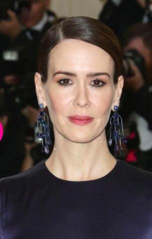 Những màn đọ trang sức siêu “khủng” của các sao - 10 Hoa tai của Sarah Paulson được làm từ vàng trắng, đá sapphire kết hợp với đá tourmaline tuyệt đẹp