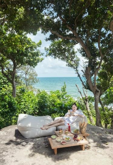 … hay nằm dài đọc sách trên ghế lười khi nghe tiếng sóng biển nhẹ nhàng vỗ về là những trải nghiệm “sang chảnh” khó quên tại Nam Nghi. (Ảnh: @juliaphuongle)