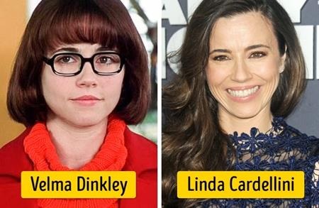 Khi nhận lời đóng vai Velma trong bộ phim chuyển thể “Scooby-Doo”, Linda Cardellini đã phải đeo một cặp kính to đùng, mặc bộ đồ màu cam khá kì cục cùng một mái tóc siêu ngố tàu