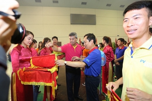 Khai mạc Tuần lễ Văn hóa Dầu khí lần thứ X và Hội thao ngành Dầu khí năm 2017 - 10
Các đại biểu trao cờ và hoa cho các đơn vị tham dự Đại hội thể thao ngành Dầu khí năm 2017