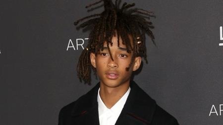 Loạt “cậu ấm, cô chiêu” nhà sao đẹp long lanh vượt cả phụ huynh - 9 Jaden Smith, con trai của Will và Jada Pinkett Smith không chỉ được thừa hưởng ngoại hình sáng giá mà còn có cả tài năng diễn xuất từ bố mẹ. Tuy vậy, Jaden cũng khiến nhiều người chú ý vì lối cư xử có phần nổi loạn và “lắm tài” nhưng cũng “nhiều tật”.