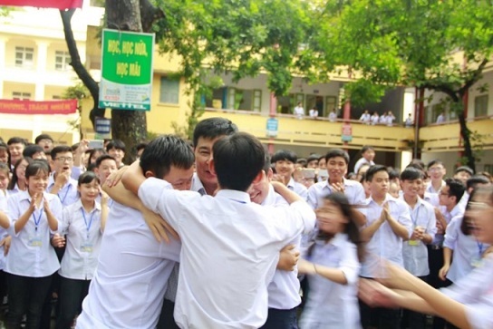 Xúc động hình ảnh nghìn học sinh bịn rịn chia tay thầy Hiệu trưởng - 10 Các học sinh ôm thầy không nỡ chia xa.