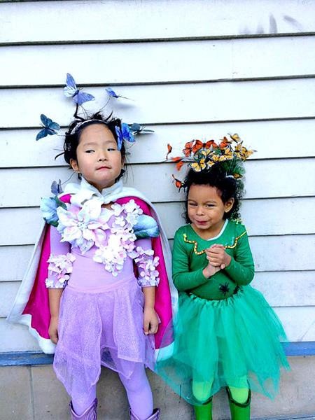 Điểm danh các màn hoá trang Halloween đáng yêu nhất của các sao nhí - 10 Hồi năm 2015, hai cô con gái của Katherine Heigl đã “đốn gục” rất nhiều khán giả với bộ cánh ngập tràn hoa lá và ong bướm.