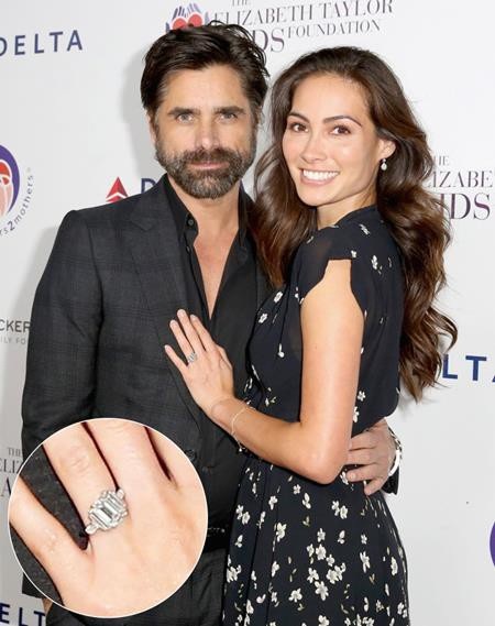 Những ngôi sao tự tin khoe nhẫn tiền tỉ trong năm nay - 10 Nam tài tử John Stamos đã không thể giấu nổi niềm sung sướng khi dành tặng bạn gái Caitlin McHugh một chiếc nhẫn đính hôn siêu khủng tại Disneland vào hôm 22/10 vừa qua.