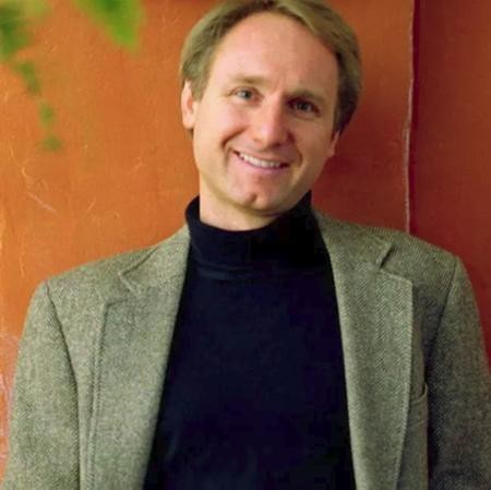 Bất ngờ với loạt sao từng là những người lái đò thầm lặng - 10 Nhà văn Dan Brown từng là một giáo viên dạy môn toán và người hâm mộ cũng có thể thấy những kiến thức khoa học hữu ích đã được Dan Brown lồng ghép rất khéo léo trong các áng văn chương