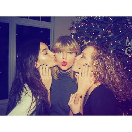 Nhìn lại những kì nghỉ Giáng sinh an lành nhất của các sao - 10 Lily Aldridge, Taylor Swift và Abigail Lauren đã cùng nhau khoe sắc trong một mùa Giáng sinh rực rỡ.