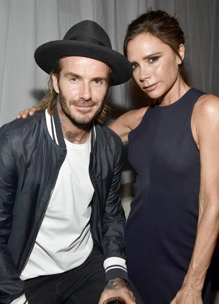 Những ngôi sao thể thao bị vợ đẹp “át vía” - 10 David và Victoria Beckham đã gặp gỡ nhau từ năm 1997, khi chàng là ngôi sao hàng đầu của MU còn nàng là thành viên nhóm nhạc Spice Girls nổi tiếng toàn cầu. Sau khi cả hai nên duyên vợ chồng, tuy David Beckham không còn duy trì được phong độ cao trên sân cỏ nhưng bù lại, chành cựu danh thủ lại nâng tầm được danh tiếng và vợ chồng nhà Becks giờ đã trở thành cặp đôi vàng trong làng giải trí.