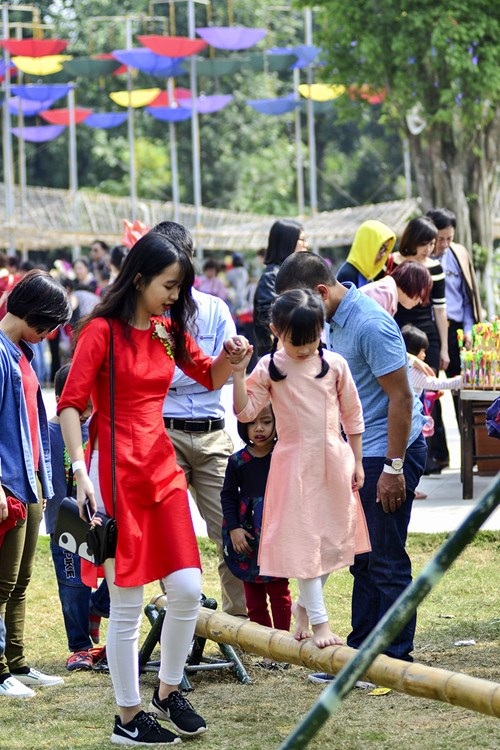 Các điểm vui chơi ở Thủ đô đông nghịt khách 3 ngày Tết - 12 Tại khu đô thị Ecopark nơi đang diễn ra Lễ hội hoa xuân 2017 lớn nhất miền Bắc cũng thu hút khá nhiều người dân đến thăm quan, vui chơi.